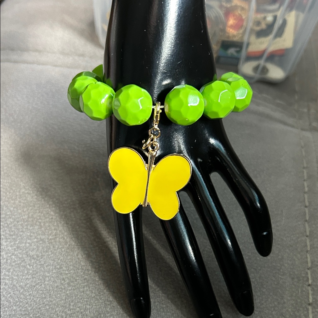Nwot Vibrant Rmn Green Bracelet With Yellow Butterfly Charm